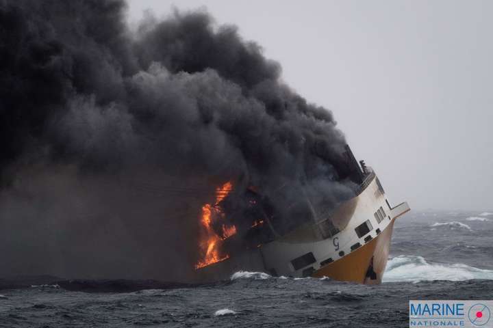 Біля берегів Франції затонув італійський корабель та утворив величезну паливну пляму 