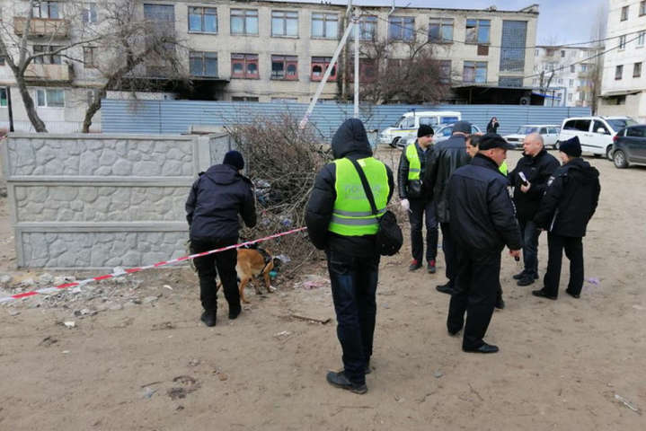 На Луганщині у смітнику знайшли мертве немовля 