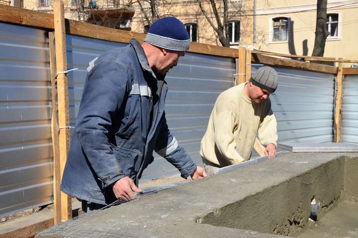 В Одесі тривають роботи з ремонту фонтану-пам'ятника «Петя і Гаврик»