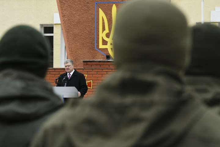 президент Петро Порошенко привітав українських добровольців - Добровольці першими пішли у бій і дали Україні час – Порошенко