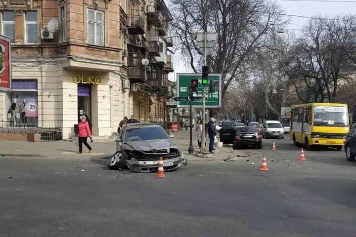 У центрі Одеси зіткнулися два автомобілі, є постраждалі