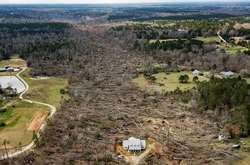 Фантастические кадры с дрона: как выглядит дом, уцелевший после разрушительного торнадо
