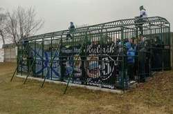 У Польщі футбольні фанати всю гру провели у клітці. Фотогалерея