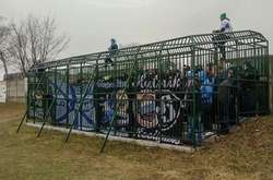 В Польше футбольные фанаты всю игру провели в клетке. Фотогалерея