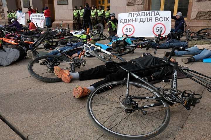 «Лежачий» протест велосипедистов возле Киевской госадминистрации: фото