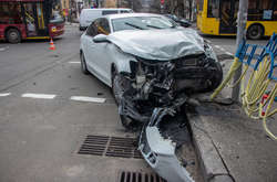 Volkswagen вилетів на узбіччя, де зіткнувся з металевою огорожею і стовпом