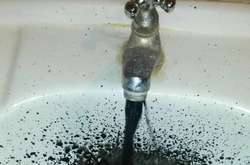 У Венесуелі з кранів замість води потекла чорна рідина (відео)