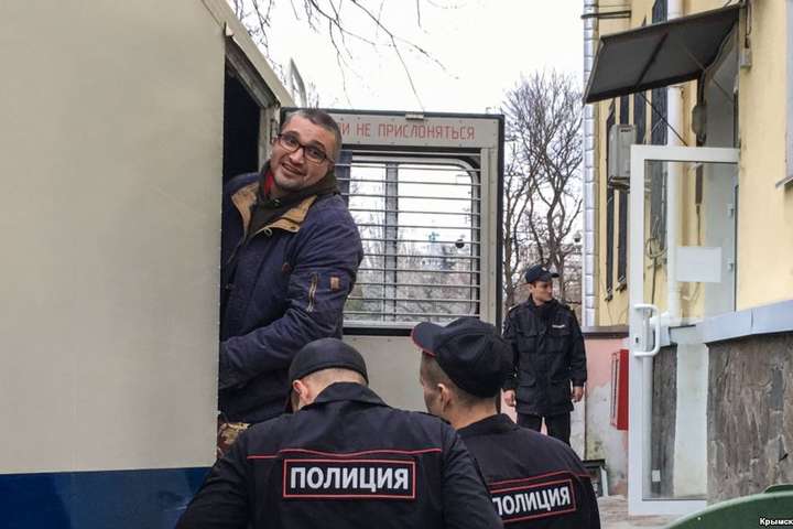 Суд в окупованому Криму продовжив арешт блогера Мемедемінова