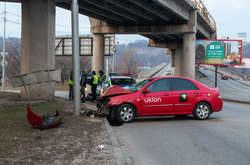 Передня частина автомобіля сильно пошкоджена