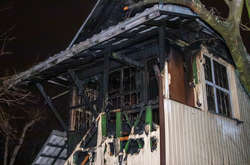 На Русанівських садах згорів будинок: жінка ледь встигла врятуватися (фото, відео)