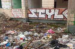 Антисанітарія та сморід: покинутий дитсадок перетворився на притон для бомжів і наркоманів (фото, відео)