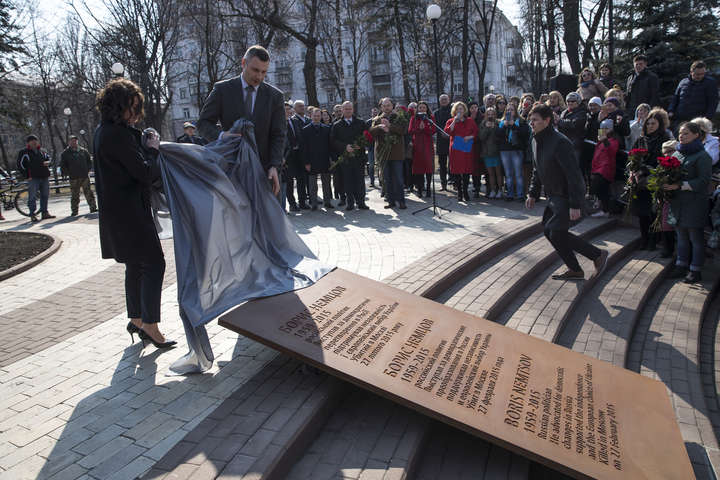 У Києві біля посольства РФ відкрили сквер імені Бориса Нємцова