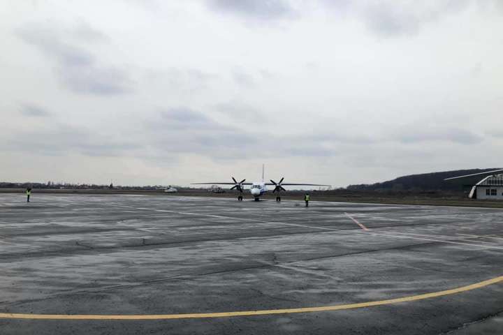 В аеропорту Ужгорода сів перший з 2016 року літак 