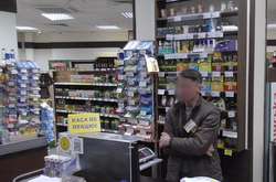 У столичному магазині касир замінив купюру і звинуватив покупця у спробі розрахуватися сувенірними грішми