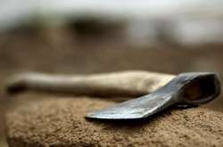 На Київщині жінка через ревнощі намагалась зарубати свого «зятя»