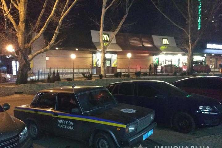 У Миколаєві сталась стрілянина через чергу на McDrive: постраждав чоловік