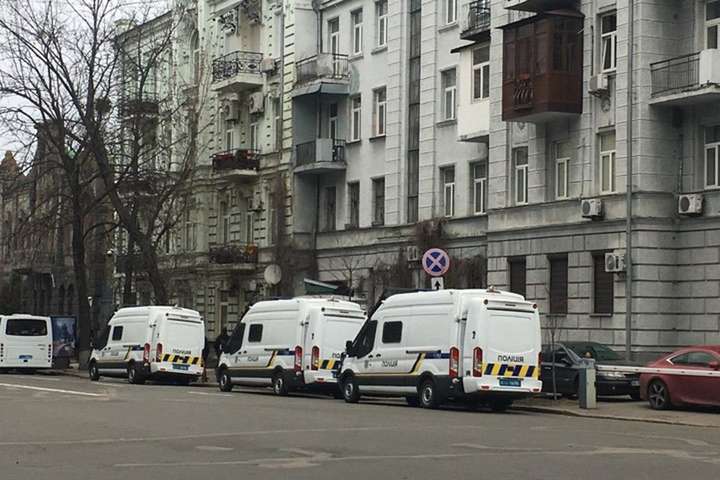 Поліція перекрила вулиці довкола Банкової: фото