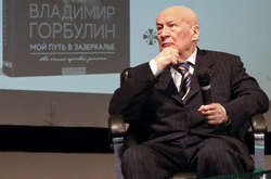  «Президент визначає зовнішню політику, а тут зовнішньою політикою і не пахне. Тут відносини Росії і України», - підкреслив Горбулін 