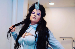 Победительница «Евровидения» шокировала откровенным нарядом на Неделе моды