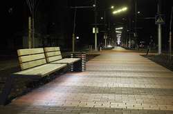На вулиці Замостянській під лавками встановили підсвітку