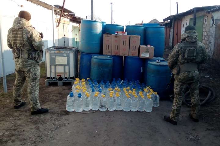 У Подольську правоохоронці накрили підпільний цех по виготовленню горілчаної продукції