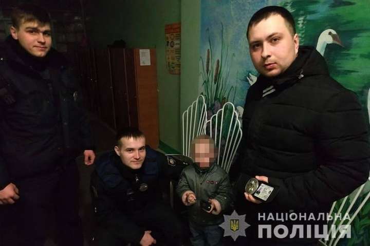 Поліція Луганщини знайшла 4-річного хлопчика, якого з дому вигнала бабуся