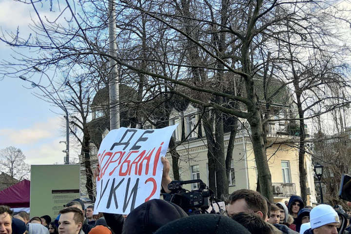 Під час виступу Порошенка у Києві сталися сутички (відео)