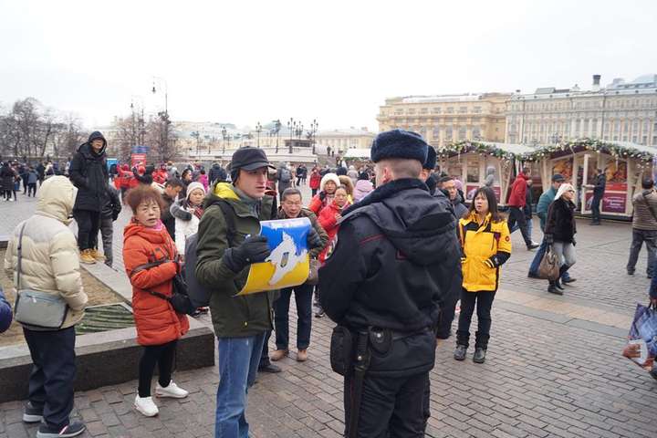 У Москві активіст вийшов на пікет із плакатом «Крим – це Україна»