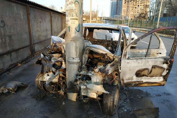 У Києві Renault влетів у стовп і згорів дотла (фото)