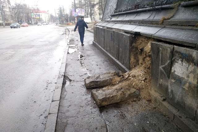 У Києві почав розвалюватися ще один міст (фото)