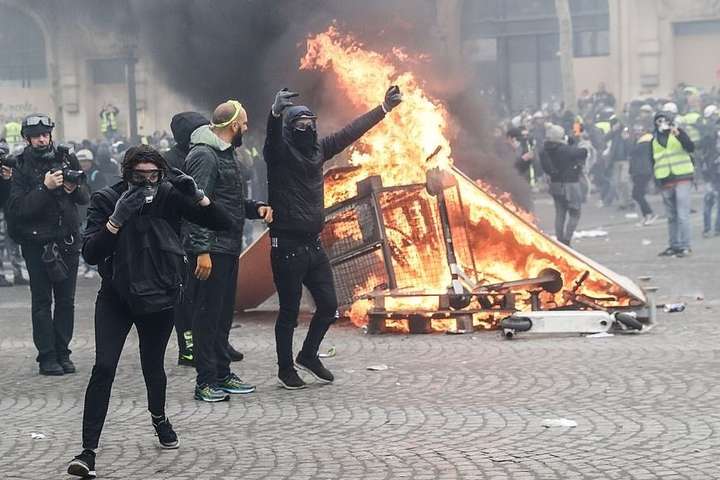 Протести у Парижі: через сутички поліція затримала більше 200 людей