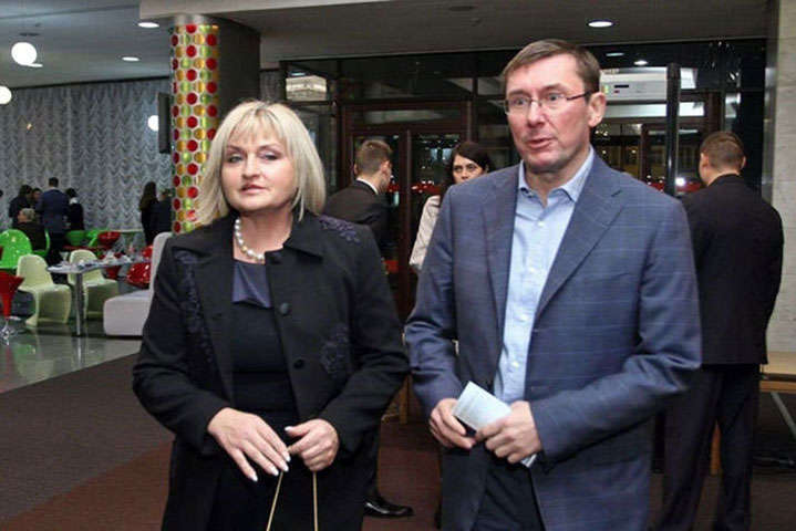 Янукович судиться з сімейством Луценків