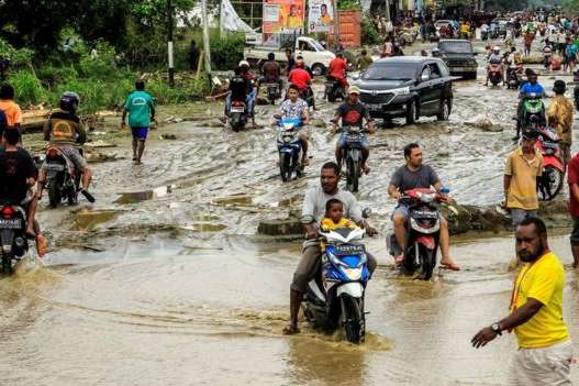 Число жертв наводнения в Индонезии возросло до 73
