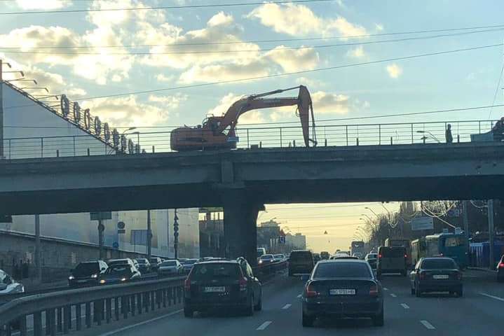 Как в Киеве демонтируют Шулявский мост (фото)