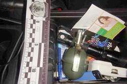 У підлокітнику біля водійського місця правоохоронці виявили корпус гранати РГД-5 і запал