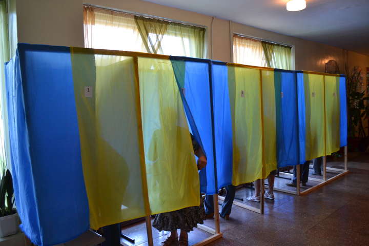 МВС застерігає: за селфі у виборчій кабінці можна потрапити до тюрми