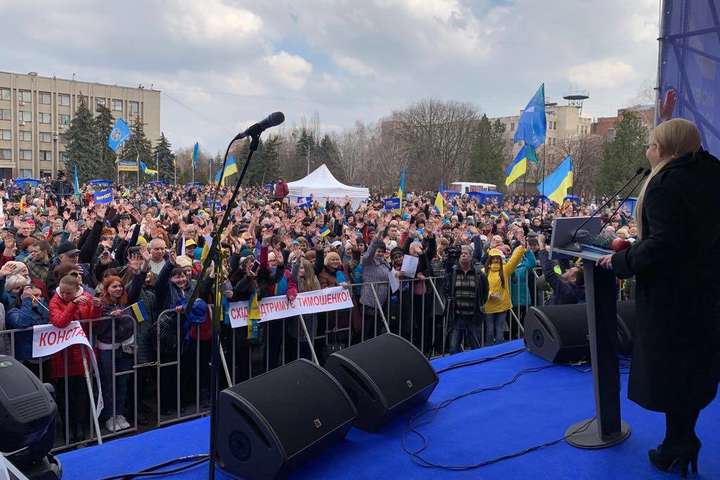 Тимошенко у Слов'янську на Донбасі зібрала велелюдний мітинг
