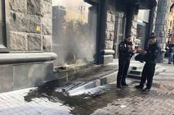 Вогонь спалахнув біля входу в магазин