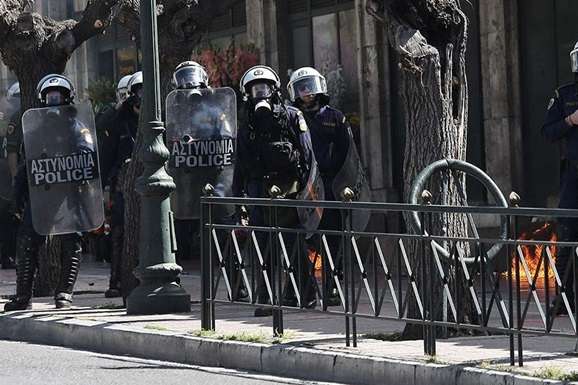 В Афінах студенти закидали поліцію коктейлями Молотова