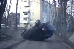 П'яний молодик на джипі перекинувся, тікаючи від поліції. Відео з Хмельницького