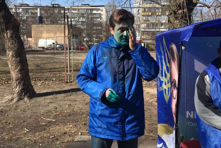 Столичного активіста, який підтримує Тимошенко, у день народження облили зеленкою (фото)