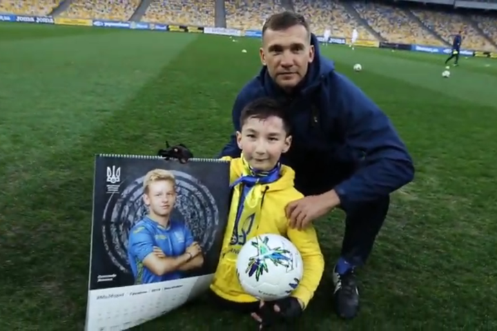 Мрії збуваються: хлопчик без ніг приїхав із Казахстану, щоб зіграти у футбол з Шевченком (відео)