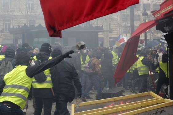 Уряд заборонив проводити акції протесту «жовтих жилетів» в центрі Парижа 