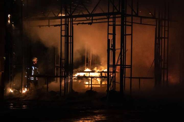 У Києві на Деміївському ринку згоріли магазин і кав'ярня