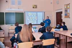  Експерти вважають, що школам не слід «ризикувати дебатами на таку тему» 
  