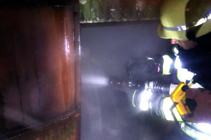 У гаражному кооперативі в Києві сталася пожежа