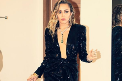 Майли Сайрус не сдержала слез на похоронах своей подруги: трогательное видео