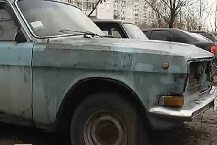 У Києві нарахували майже 600 покинутих автомобілів 