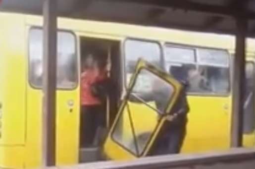 Водій маршрутки у Києві виламав двері, щоб випустити пасажирів (відео)