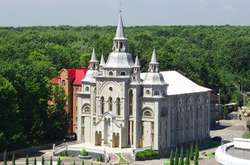 Місцева влада шукає підрядника для реконструкції зеленої зони навколо баптистського храму і озера Миру